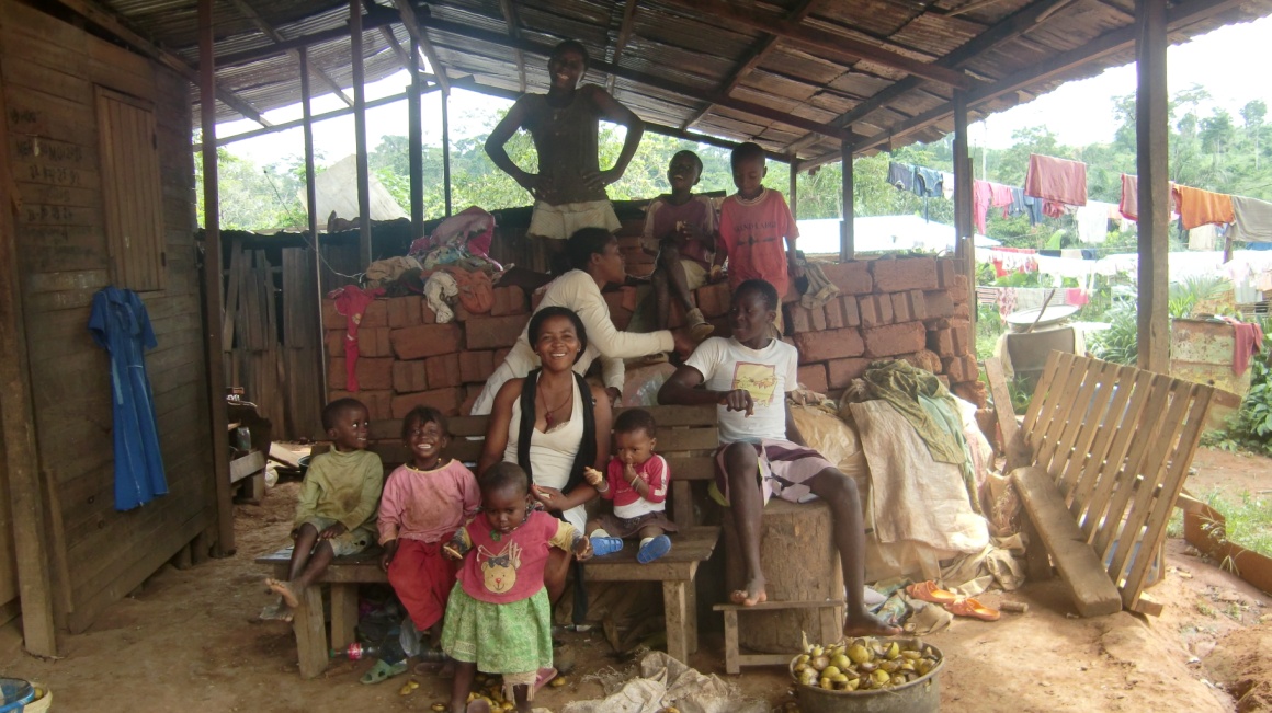 Abeng, participante de uma formação no meio rural, e a sua família